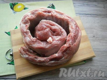 Морковь и лук очистить. Свиные ребра вымыть и обсушить.