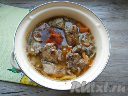 Вылить получившийся соус в кастрюлю, добавить молотую паприку и соль по вкусу.