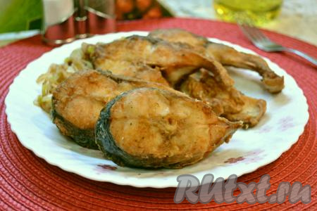 Стейки из толстолобика на сковороде