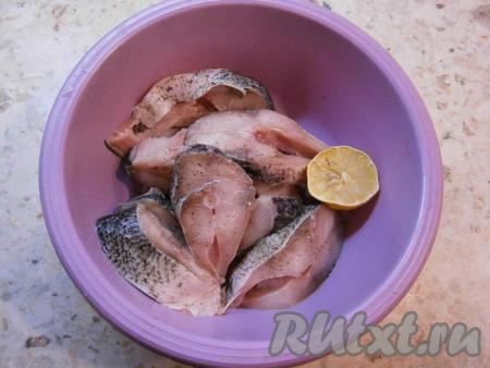 Рыбу посолить и поперчить, выдавить сок лимона, перемешать. Оставить рыбку на 30 минут.