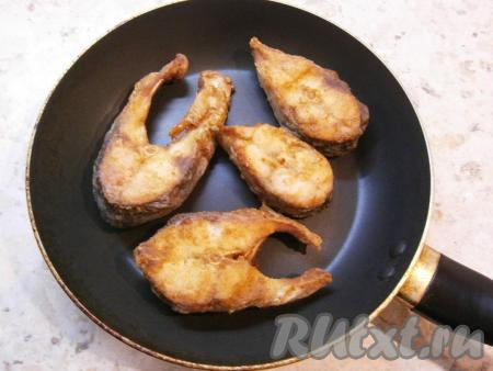 Жарить толстолобика на разогретой с растительным маслом сковороде на среднем огне до румяности с двух сторон. Если куски рыбы очень крупные, прикрывайте сковороду крышкой, чтобы куски хорошо пропарились внутри.