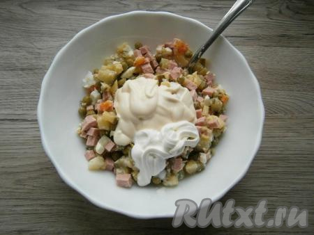 Салат "Оливье" посолить по вкусу, перемешать, добавить&nbsp;майонез и&nbsp;сметану.&nbsp;