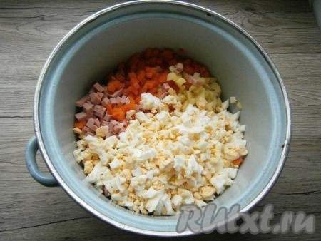 Добавить нарезанные маленькими кубиками вареные яйца и очищенную вареную морковь.