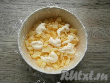 Далее идёт слой нарезанного мелкими кубиками вареного картофеля + майонез.