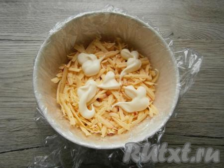 Следующим слоем выложить натертый сыр, хорошо смазать майонезом.