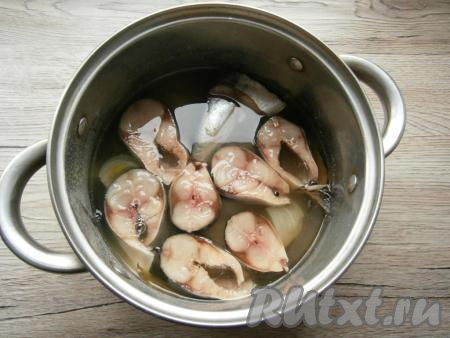 Затем рассол полностью остудить и поместить в него кусочки скумбрии. Накрыть кастрюлю крышкой и оставить рыбу при комнатной температуре на 1,5-2 часа. Смотрите, если через 1,5 часа уже не наблюдается кровяных выделений возле рыбной кости, то этого времени достаточно.