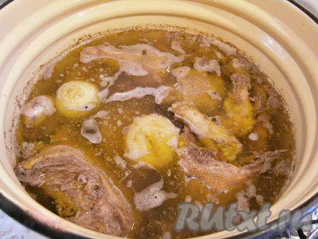 Мясо полностью залить водой, поставить кастрюлю на огонь. Довести до кипения, тщательно убрать пену. Бульон посолить по вкусу, поместить в него очищенный лук. Далее варить холодец из курицы и свинины около 4&nbsp;часов на слабом огне под прикрытой крышкой (если в процессе варки вода выкипит и мясо будет покрыто водой не полностью, то долейте воду). Через &nbsp;2-3 часа с начала варки,&nbsp;лук из бульона удалить, добавить в него черный и душистый перец горошком.