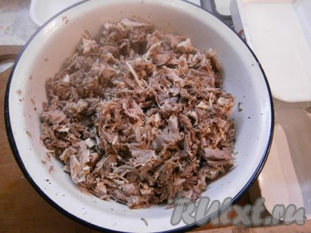 Мясо отделить от костей и измельчить его.