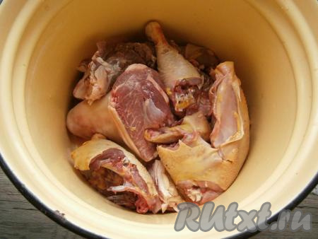 Курицу разрубить на части и поместить в большую кастрюлю вместе с рулькой и свининой на кости.