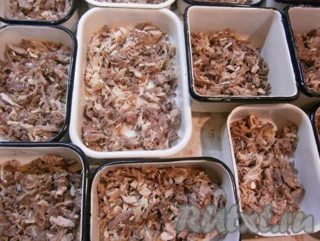 Разложить мясо по судочкам или мискам, заполняя их на 1/3 или половину&nbsp;объема.