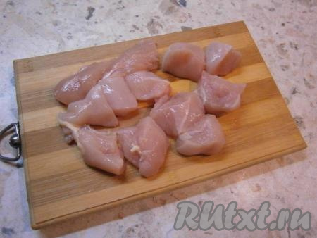 Куриное филе нарезать небольшими кусочками.