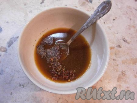 В глубокой миске смешать соевый соус, апельсиновый сок, добавить горчицу, черный и красный молотые перцы, паприку и соль по вкусу.