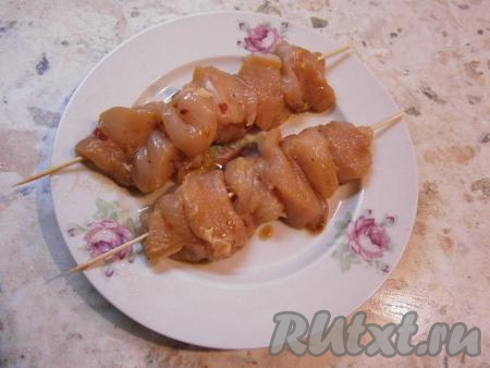 Курицу нанизать на деревянные шпажки.