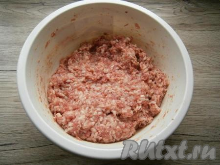 Фарш с рисом хорошенько перемешать.
