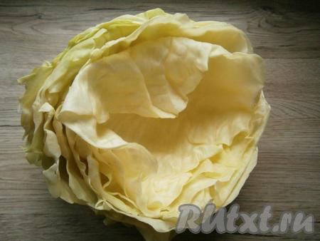 Далее капусту можно отварить в кипящей воде, снимая листья. Я решила кочан капусты не отваривать, а отправила в микроволновку на 15 минут при мощности 750 Ватт - после этого капуста просто и быстро разбирается на листья.