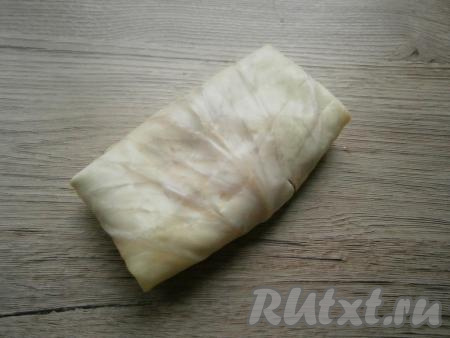 Завернуть фарш в лист капусты, сформировав конвертик.