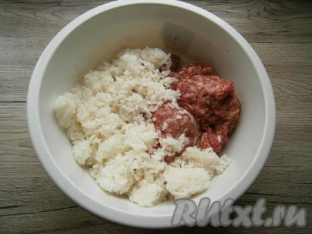 Рис залить водой в соотношении 1 к 2 (воды должно быть в 2 раза больше, чем риса), поставить на огонь, довести до кипения и, уменьшив огонь, варить до готовности (около 15 минут), после чего рис промыть холодной водой. К фаршу добавить рис.
