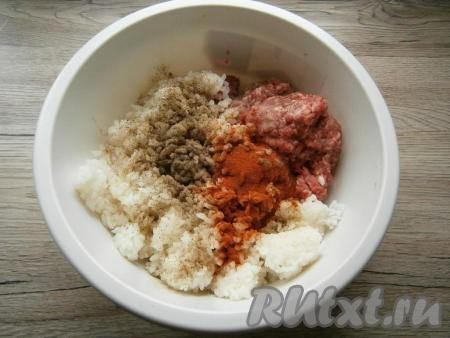 Фарш с рисом посолить и поперчить, добавить паприку.
