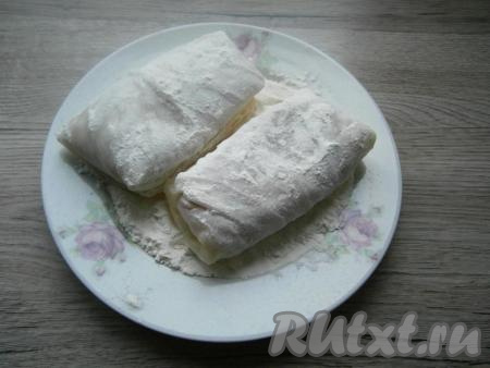 Обвалять голубцы с фаршем со всех сторон в муке.