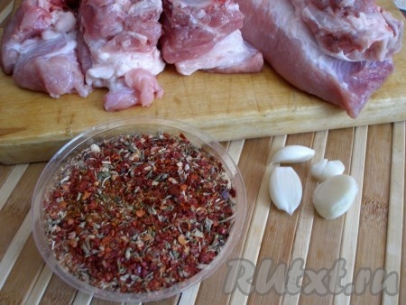 Свиные ребра вымыть, разрезать на части вдоль по косточкам, обсушить бумажным полотенцем.