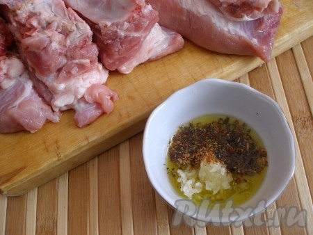 Смешать оливковое масло, измельченный чеснок, смесь специй и соль.