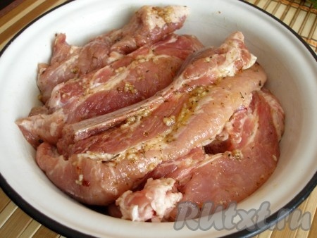 Этой смесью натереть свиные ребра и оставить на 1 час.