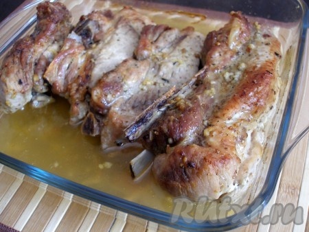 В процессе запекания поливать мясо образовавшимся соком.
