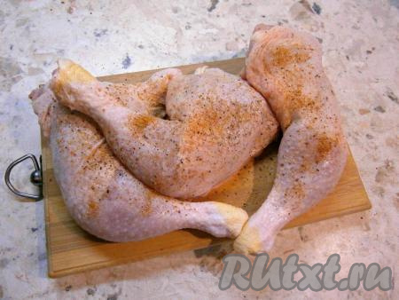 Окорочка вымыть, обсушить, поперчить, посолить, посыпать приправой для курицы.