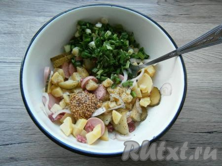 Добавить в салат измельченную зелень, французскую горчицу, оливковое масло, соль и черный молотый перец.