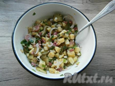 Влить немного уксуса и тщательно салат перемешать.