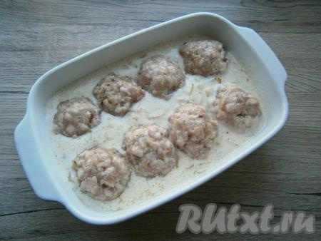 Из фарша мокрыми руками сформировать крупные тефтели и поместить их в соус.