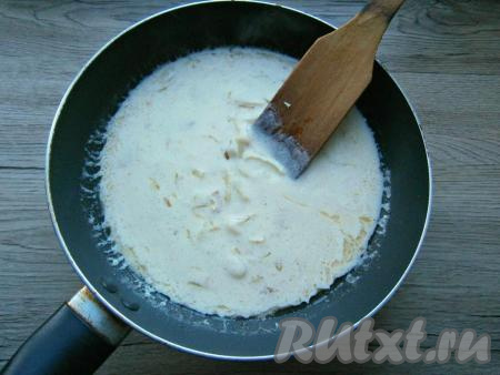 Добавить в соус соль по вкусу и измельченный чеснок, варить на медленном огне, постоянно перемешивая, около 2-3 минут (соус должен немного загустеть).