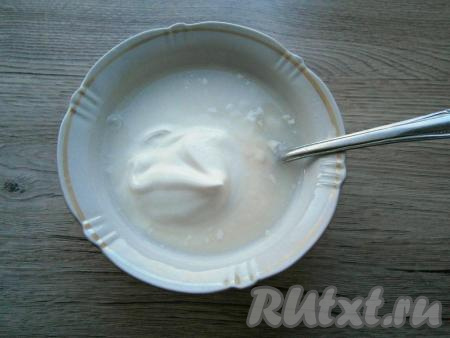 Добавить в мучную массу сметану и, частями вливая оставшуюся воду, предварительно подогретую до горячего состояния, тщательно перемешать получившийся сметанный соус до однородности.