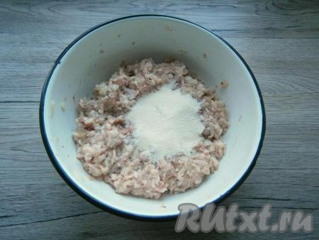 Фарш тщательно перемешать, всыпать манную крупу, еще раз перемешать. Оставить фарш на 15 минут.