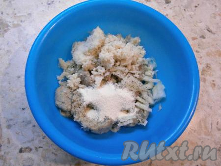 Мякиш ломтика батона замочить в воде и отжать, добавить его в фарш, всыпать манку, перемешать и оставить минут на 30.