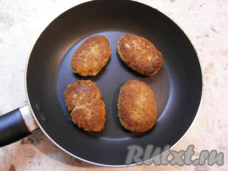 Рыбные котлеты выложить на сковороду, хорошо разогретую с растительным маслом, и жарить на среднем огне по 3-4 минуты с каждой стороны (до румяного цвета).