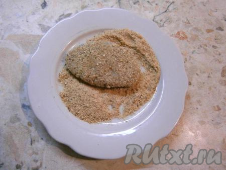 После этого сформировать небольшие рыбные котлетки и хорошо обвалять их в сухарях.