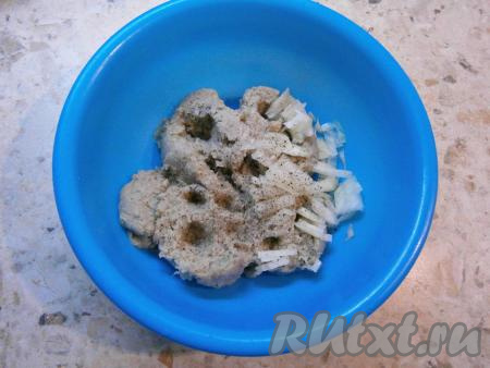 Очищенный репчатый лук, мелко нарезав, выложить к рыбному фаршу, посолить и поперчить.