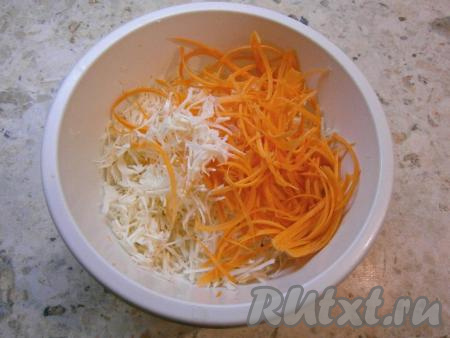 Морковку и лук очистить. Капусту тонко нашинковать, добавить к ней натертую на крупной терке или корейской терке морковь.