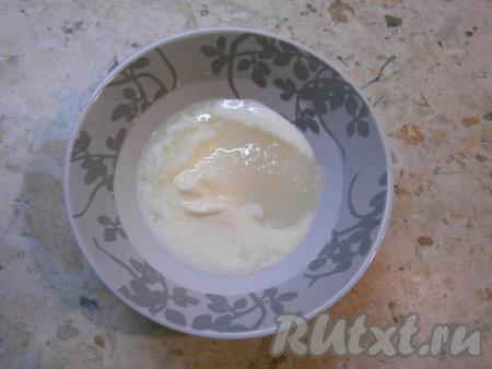 В получившуюся заправку всыпать сахар, добавить соль, лимонный сок и уксус, тщательно перемешать.