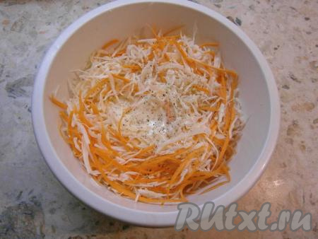 Вылить заправку в салат из капусты и моркови, поперчить хорошенько черным и белым&nbsp;перцами.