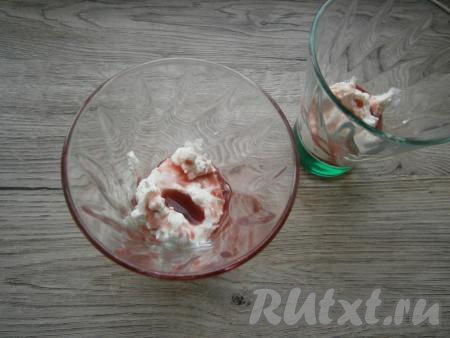 Далее в стаканы или креманки выкладывать десерт слоями: первый слой - немного творожной массы + немного сиропа.