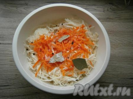 Всыпать соль и сахар, капусту хорошо перемешать, чуть сдавливая.