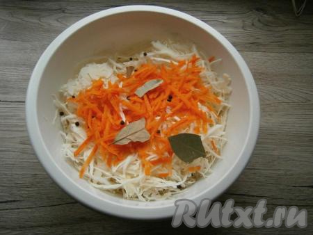 Добавить лавровые листья и черный перец горошком.