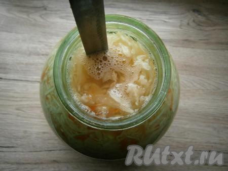 В это же время (через сутки) капусту нужно проткнуть длинным ножом посередине до самого дна банки, чтобы пузырьки газа выходили наружу.