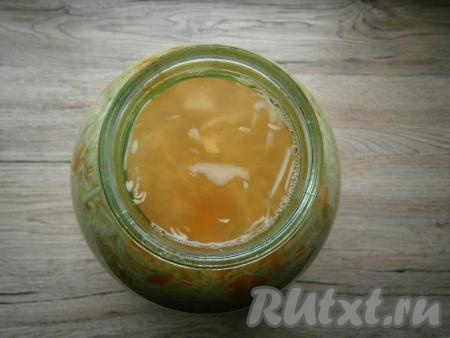 Прикрыть банку с капустой перевернутой капроновой крышкой или марлей, поставить в теплое место на 2-3 суток. Через сутки капуста начнет бродить и появится много жидкости, которая будет выливаться через край банки, поэтому банку с капустой лучше поставить в миску или тарелку, куда и будет выливаться лишний сок, выделившийся в процессе брожения (сок, вылившийся через край банки, нам в дальнейшем не понадобится).