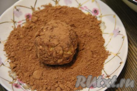 Обкатать шарики в какао.