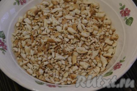 Сушки можно измельчить в блендере или поместить в плотный пакет и размять скалкой или толкушкой. Я измельчила с помощью скалки, не слишком мелко, не в муку.