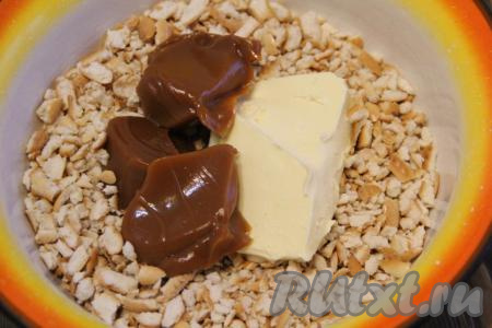 Добавить к крошке мягкое масло и сгущёнку, на этом этапе, по желанию, можно добавить сахарную пудру или дроблёные орехи.