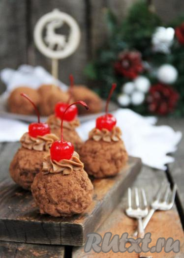 Перед подачей можно украсить пирожное "Муравейник" чиз кремом и свежими ягодами. Для приготовления чиз крема соединить 140 грамм творожного сыра (у меня шоколадный творожный сыр) и 100 грамм мягкого сливочного масла, по желанию, добавить сахарную пудру, тщательно перемешать лопаткой, выложить в кулинарный мешок и отсадить на пирожное. Вот такое простое и очень вкусное пирожное получилось.